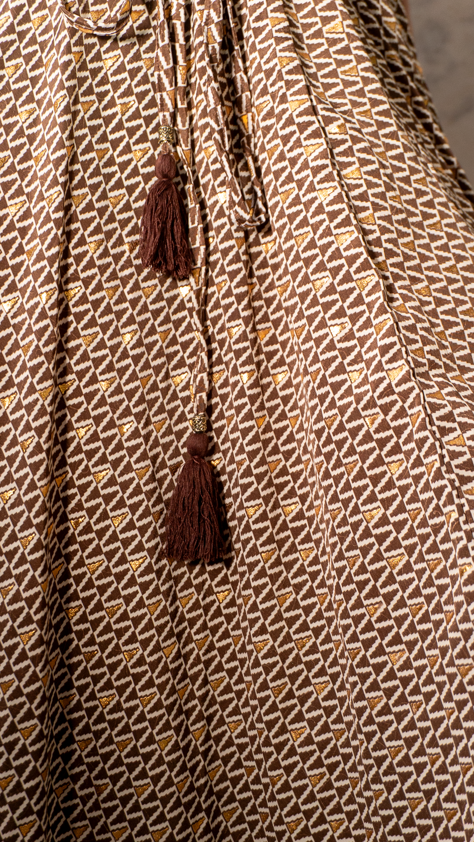 Vestido Raiz Marrom- ✨ Vestido Longo Geométrico Dourado com Tassel ✨