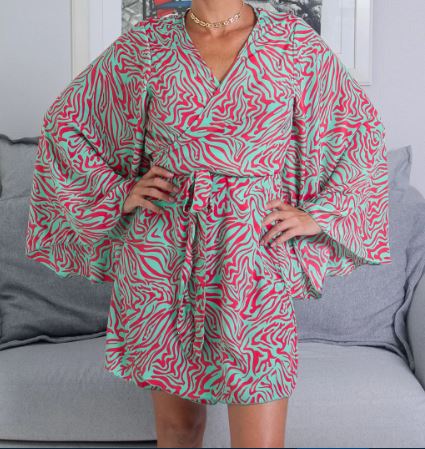 Kimono Curto Zebra Verde e Vermelho ✨ — Energia Vibrante em Padrões Ousados ❤️✅