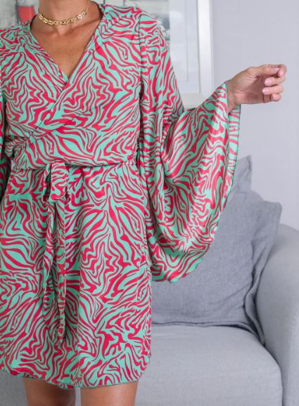 Kimono Curto Zebra Verde e Vermelho ✨ — Energia Vibrante em Padrões Ousados ❤️✅