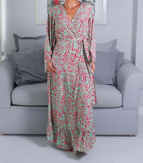 Kimono Longo animal print verde com vermelho  — Elegância Flutuante para Seus Dias de pôr do sol 🌅🦓